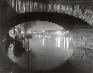 Brassaï Vista desde el Pont Royal hacia el Pont Solférino, c. 1933 © Estate Brassaï Succession, París