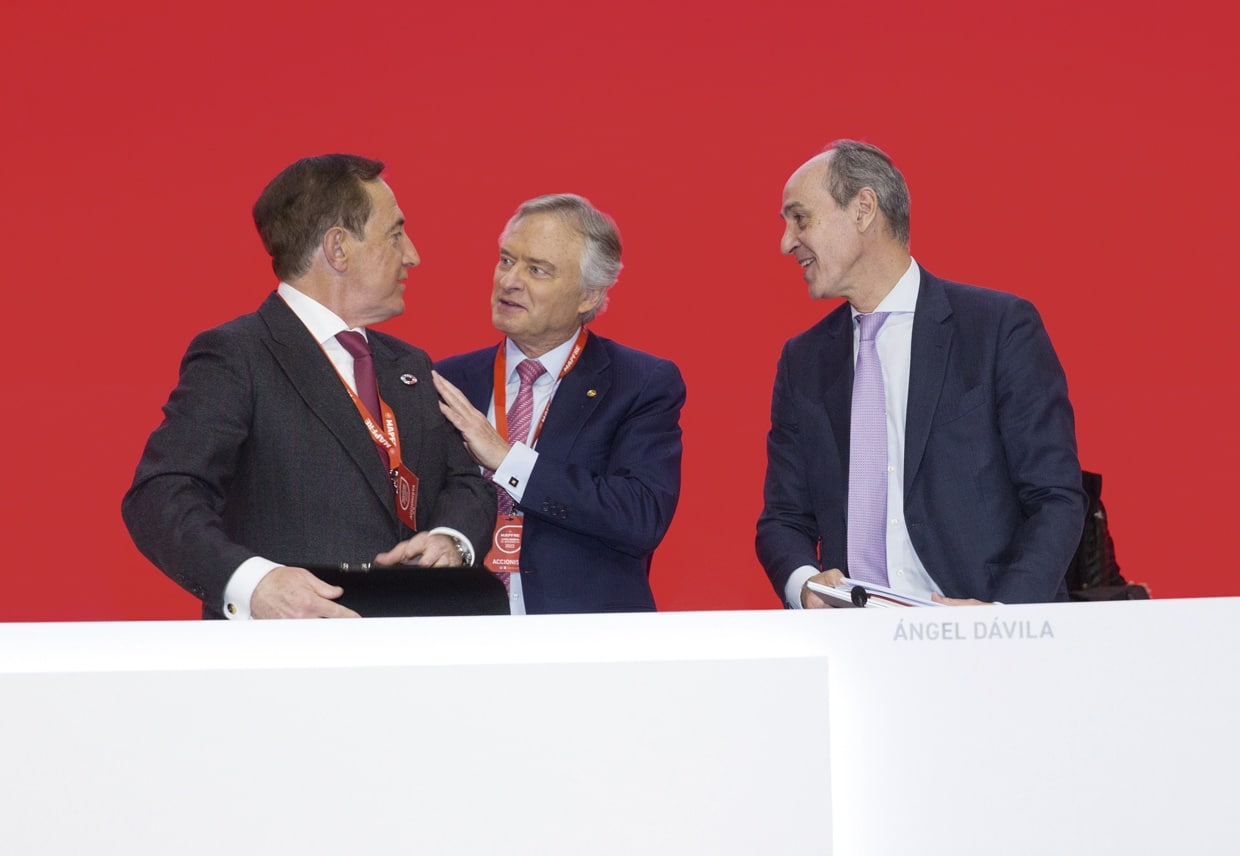 A la derecha, Ángel Dávila, secretario general, saluda a Antonio Huertas y a Ignacio Baeza al término de la junta.
