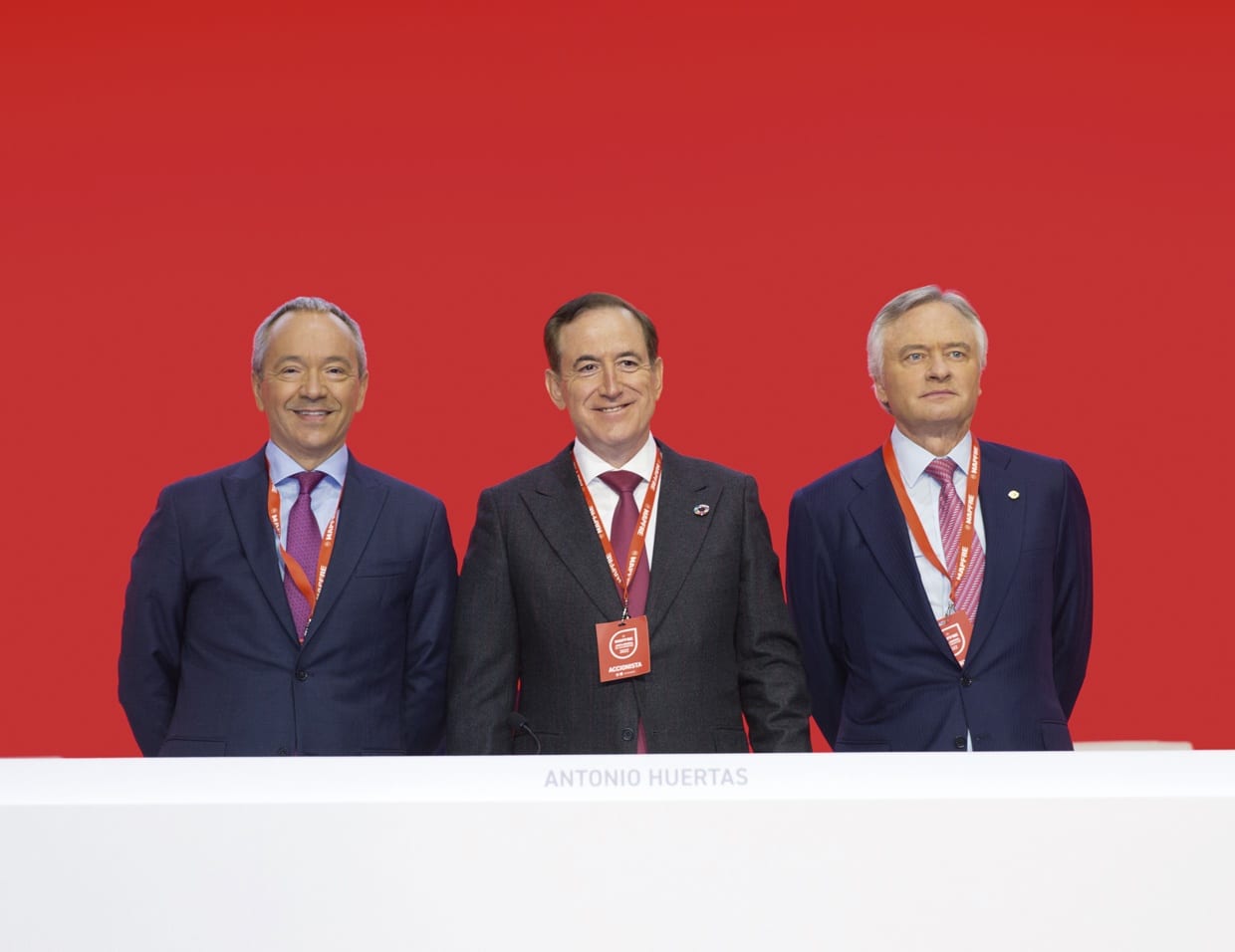 De izquierda a derecha, Fernando Mata, consejero-director general financiero, Antonio Huertas, presidente, e Ignacio Baeza, vicepresidente.
