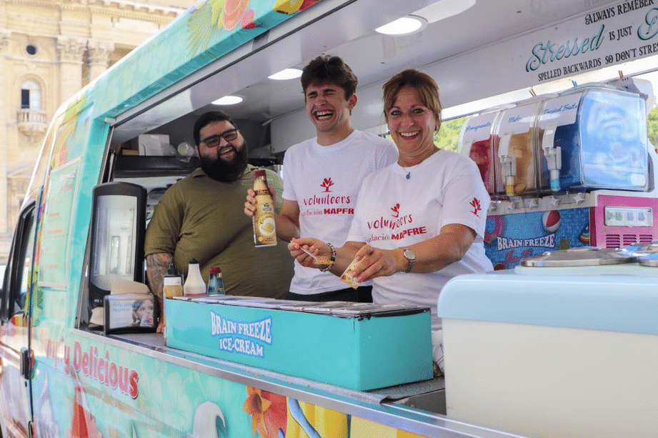 2022. Voluntarios de Malta en un food truck para recaudar fondos<br />
