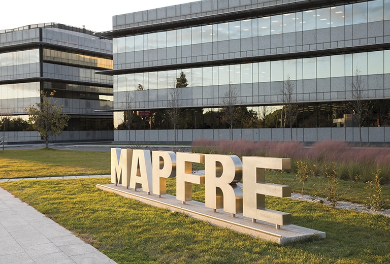 Sede social en Majadahonda y paneles solares <br />
La importancia que ha adquirido la sostenibilidad en los últimos años es uno de los grandes cambios sociales que estamos viviendo y hoy forma parte de la hoja de ruta de cualquier compañía, también de MAPFRE. Pero con su propio enfoque, teniendo en cuenta que todo esfuerzo en esta materia debe tener como foco principal a las personas, que han sido y siguen siendo la esencia de la compañía: personas que cuidan de personas. Este fue un lema de MAPFRE y esa esencia sigue presente. Las cifras sólo revelan que MAPFRE ha sido una empresa que en estos 30 años ha pasado de tener 9.500 empleados a más de 31.000 trabajadores o que ha multiplicado por 2,5 sus primas, hasta más de 24.500 millones de euros. Pero MAPFRE es mucho más que cifras. MAPFRE es una compañía que se ha transformado para hacer frente a retos que hace años nadie podía imaginar: una pandemia, que ninguno de nosotros había vivido (y confiemos en que nunca más vivamos una situación similar), una guerra como la que se está librando ahora mismo en Ucrania —en la frontera de Europa— o un ciberataque, como el que MAPFRE sufrió hace unos años. Todo eso lo hemos vivido en estos 30 años y todo eso ha quedado reflejado en El Mundo de MAPFRE. La transformación de la compañía está contada en esta revista. </p>
<p>Sede social en Majadahonda<br />
y paneles solares