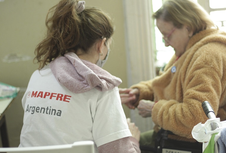 Voluntarios de MAPFRE Argentina en Hogar San José para personas mayores<br />
